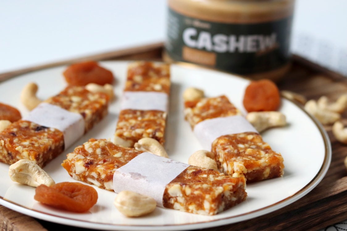 Raw bars with cashews and apricots