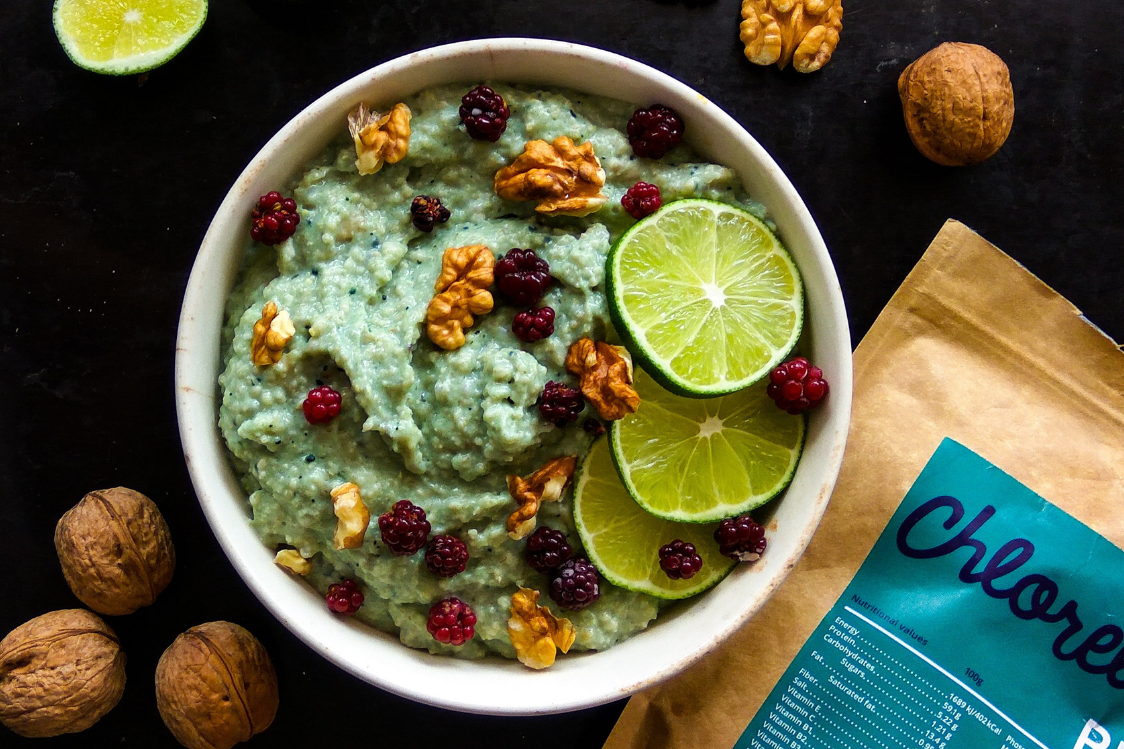 Fitness recipe: Green protein porridge with Chlorella with only 4 ingredients
