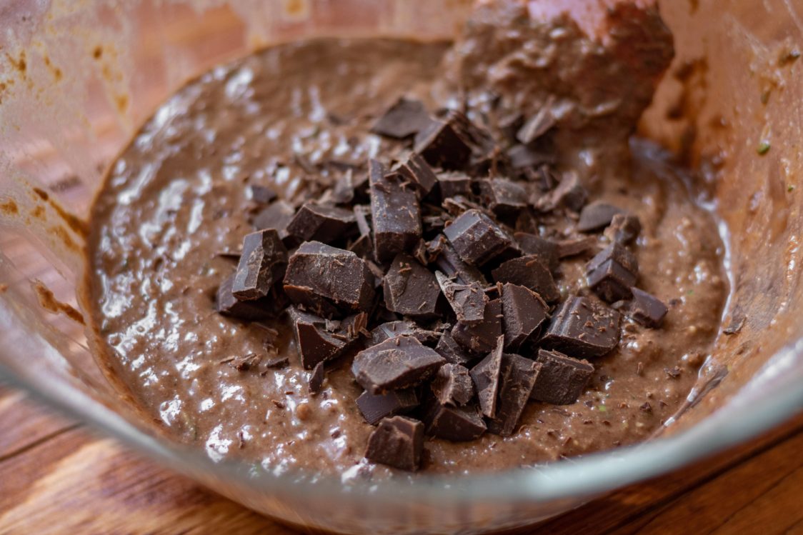 Η ζύμη για τα μαλακά brownies από κολοκυθάκια με σοκολάτα
