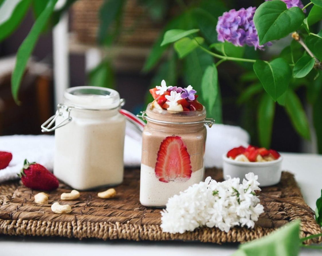 Fitness recipe: Vegan cup with homemade cashew yogurt