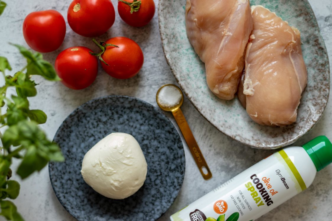 Ingrediencie na pečené kuracie prsia Caprese