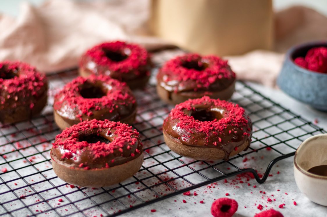 Fitness recipe: Baked chocolate donuts with raspberries 