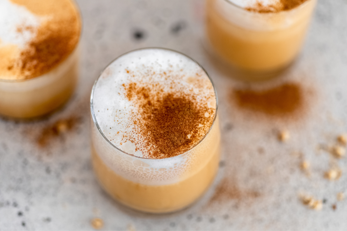 Pumpkin spice latte s mliečnou penou a škoricou