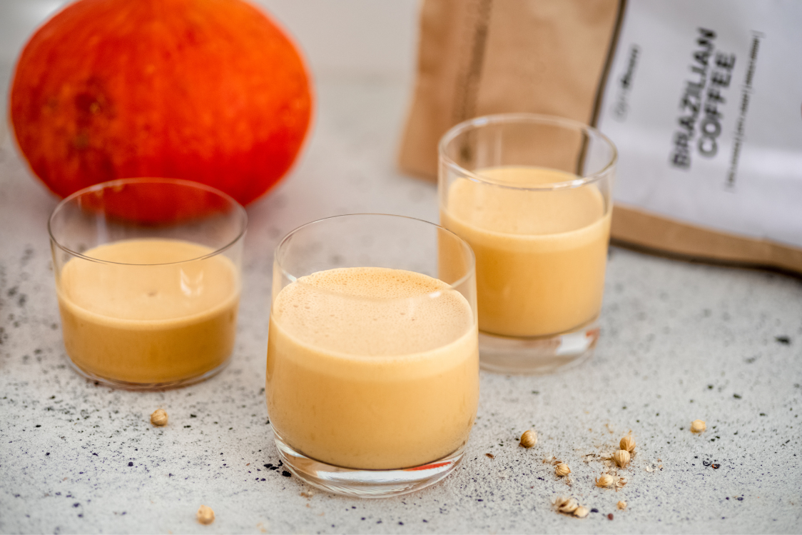 Pumpkin spice latte v pohároch