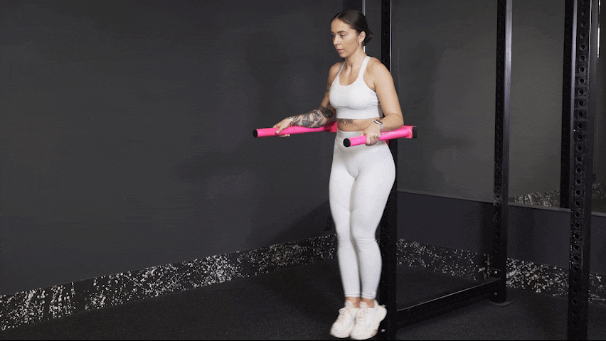 Ako cvičiť dvíhanie kolien na bradlách?