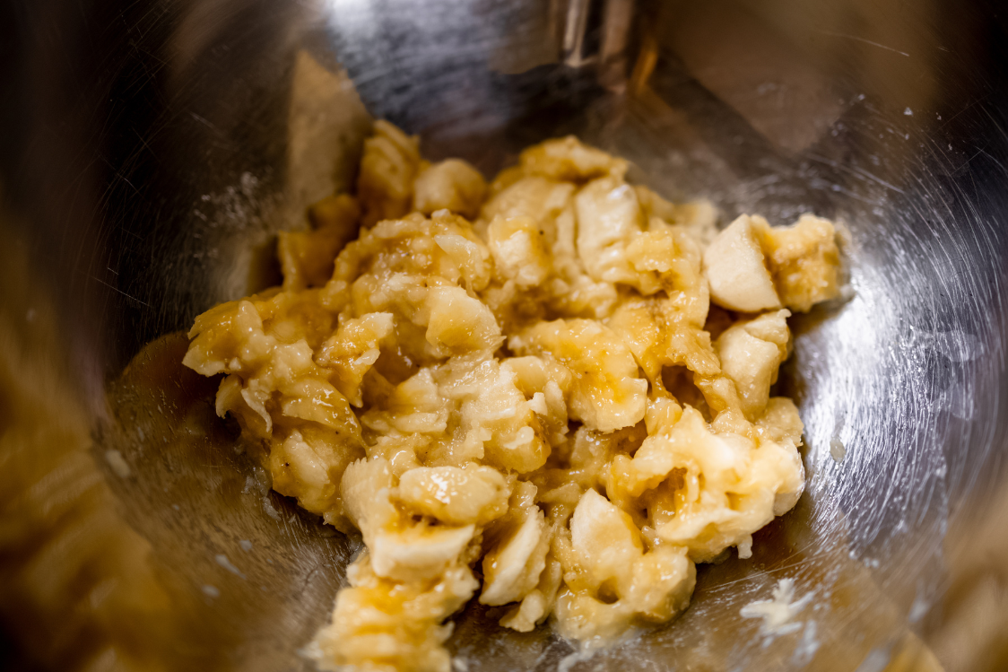 Vláčny banánovo-tvarohový koláč – príprava banánov