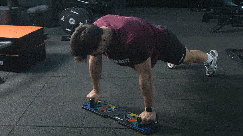 Kliky na prsia s doskou na kliky