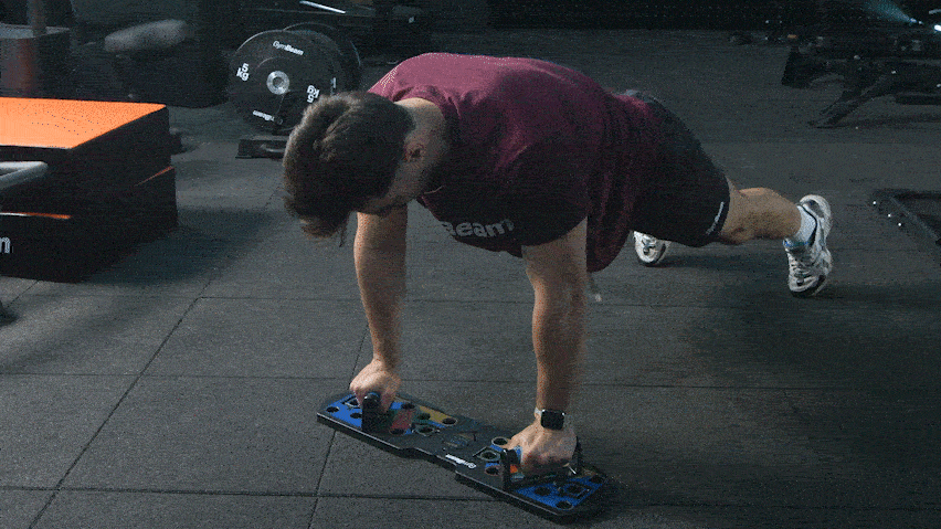 Kliky na tricepsy s doskou na kliky