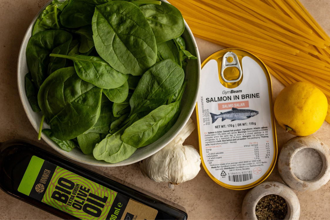 Pasta with spinach and salmon - ingredients