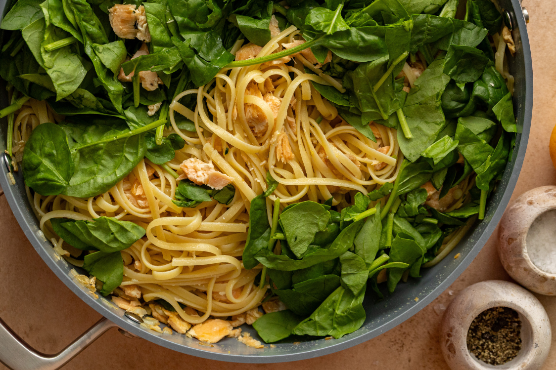 Pasta with spinach and salmon - preparation