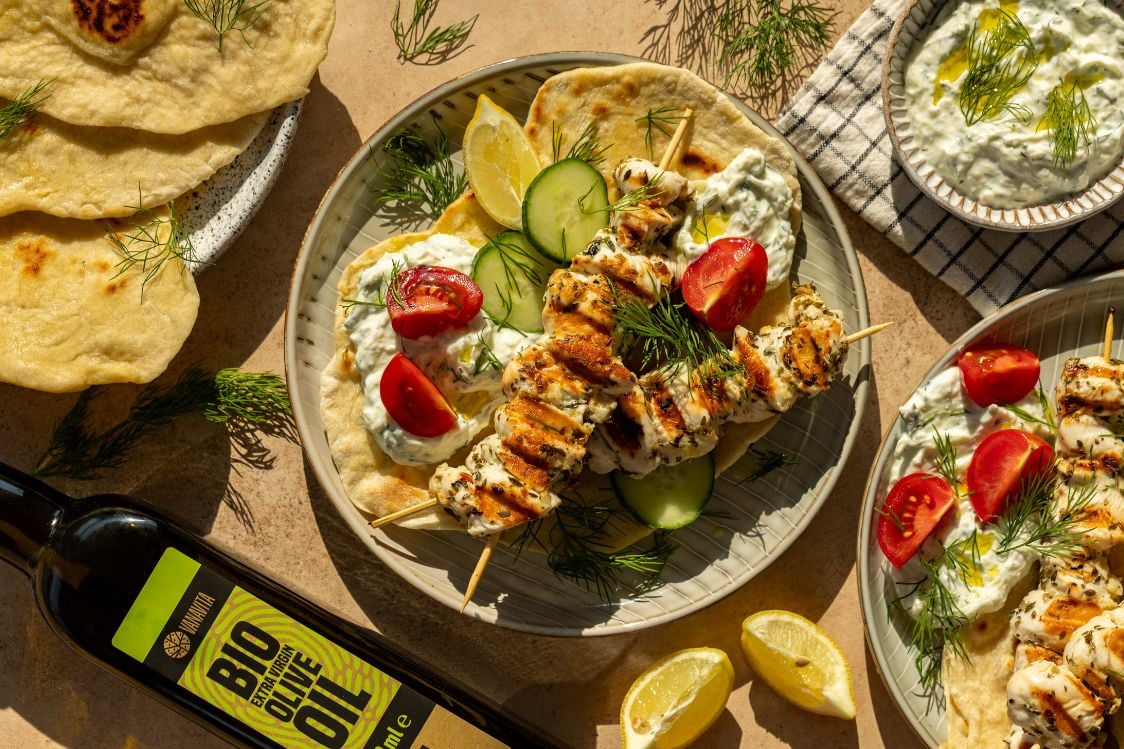 Souvlaki s pitou a tzatziki Souvlaki s pitou a tzatziki