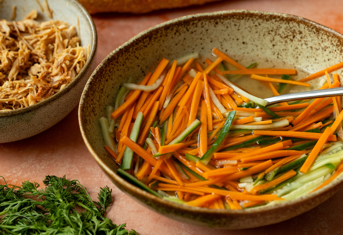 Bánh mì bageta s kuracím mäsom - nakladaná zelenina