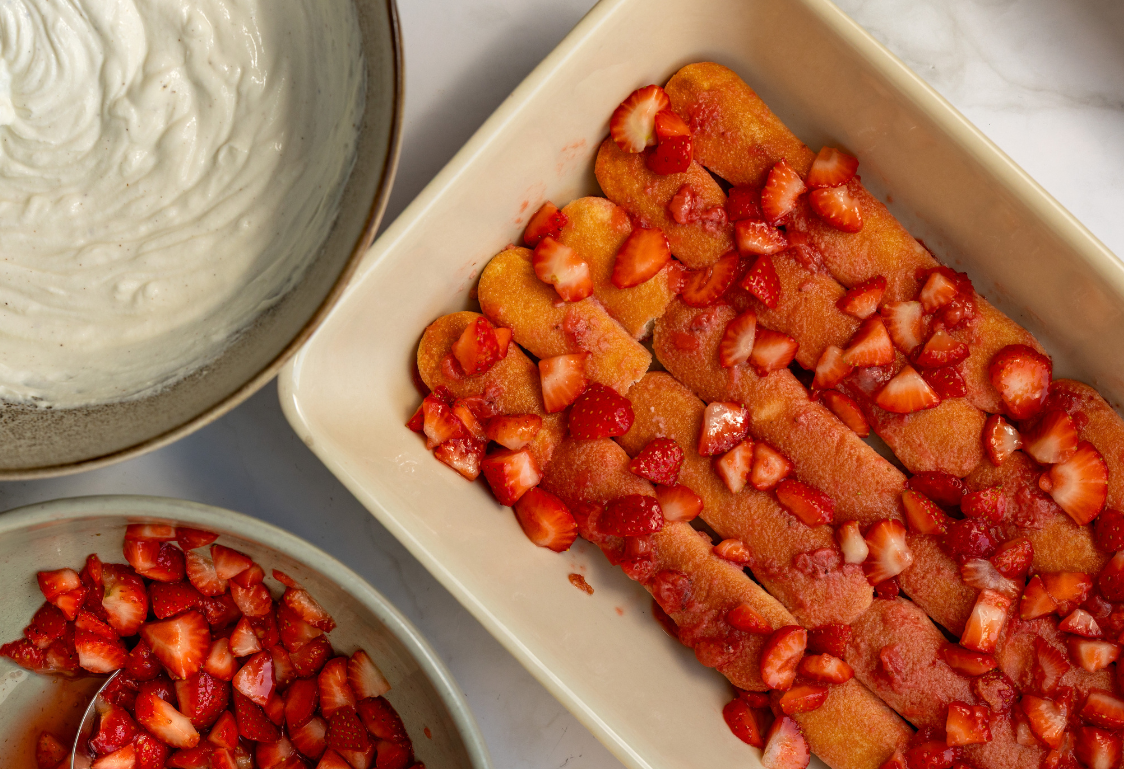 Jahodové tiramisu - vrstvenie piškót a krému Jahodové tiramisu - vrstvenie piškót a krému