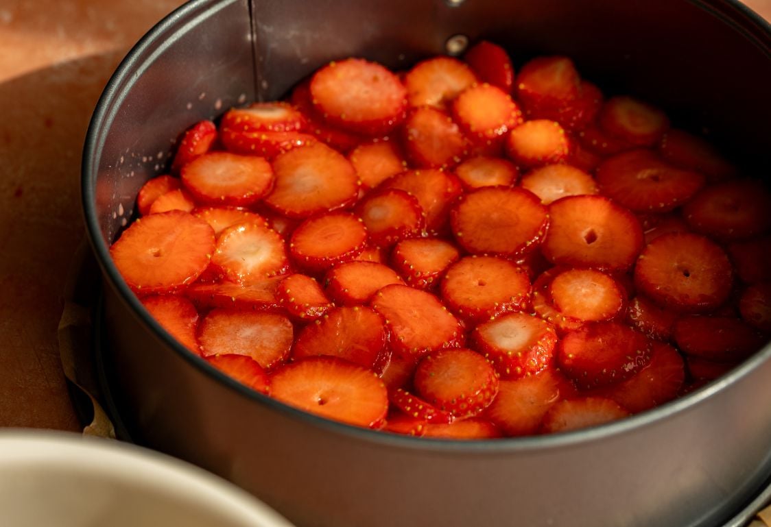 Obrátený jahodový koláč - jahodová vrstva