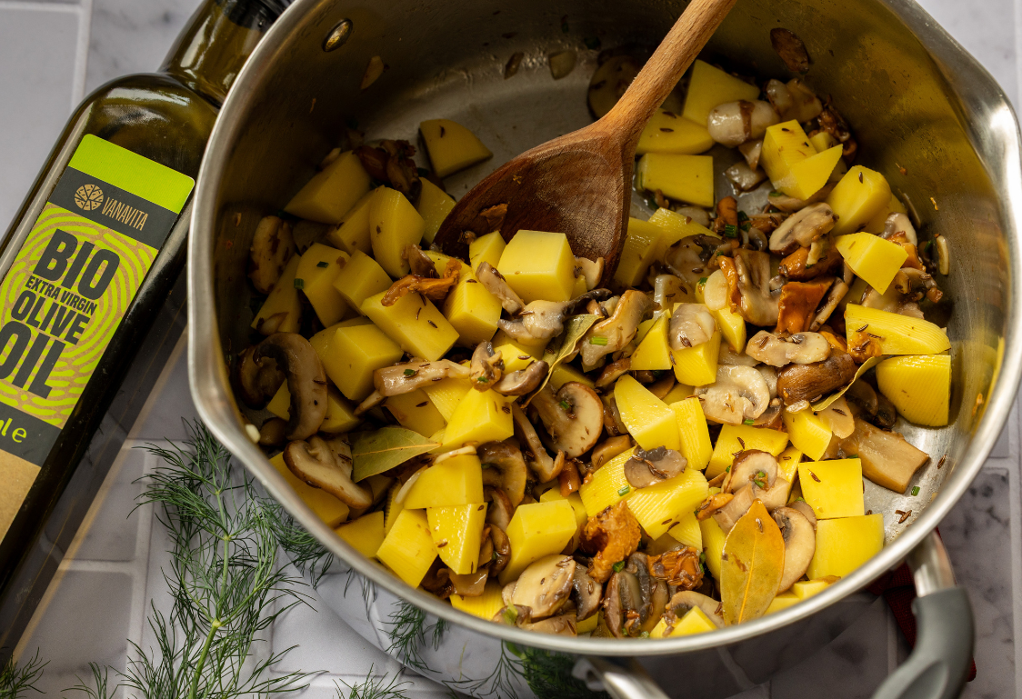 Kulajda so zaveseným vajcom - restovanie surovín Kulajda so zaveseným vajcom - restovanie surovín