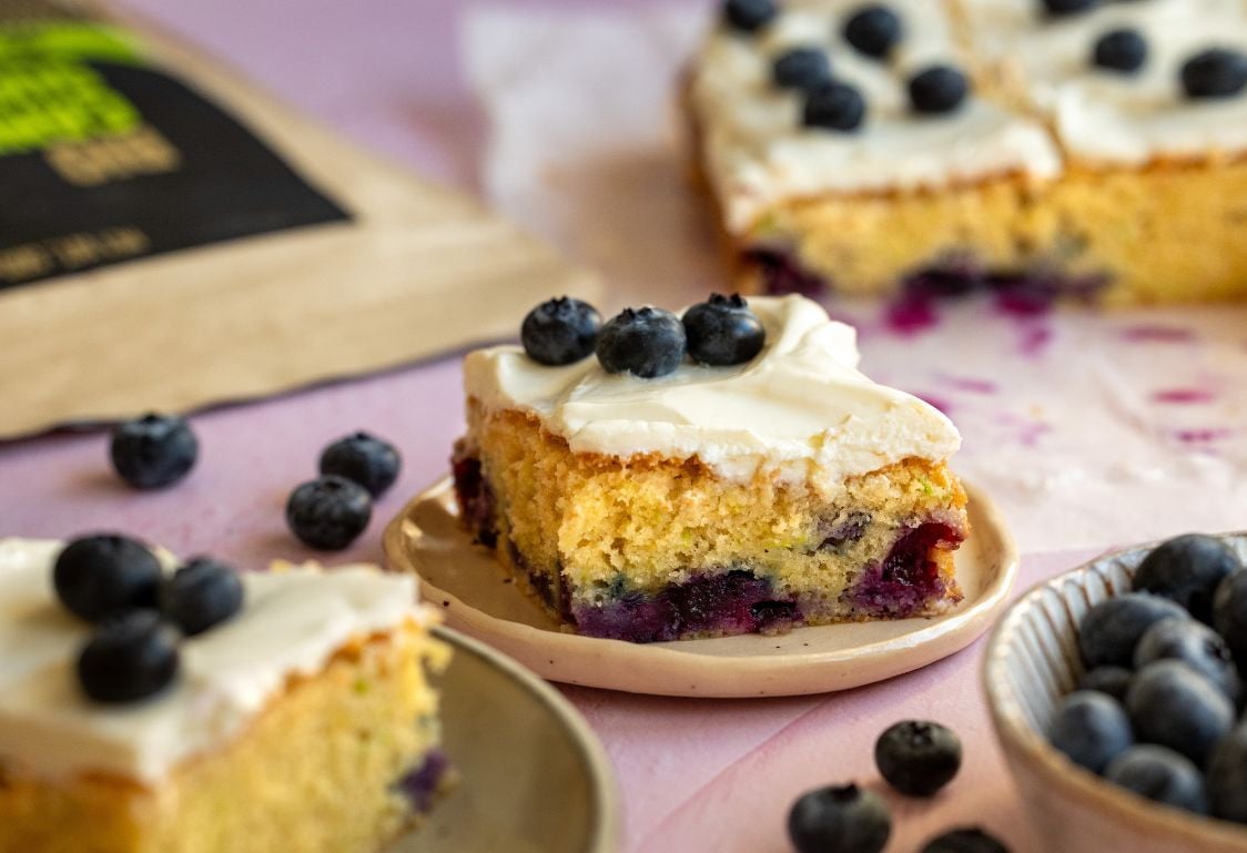 Nadýchaný cuketový koláč s čučoriedkami a tvarohovým krémom
