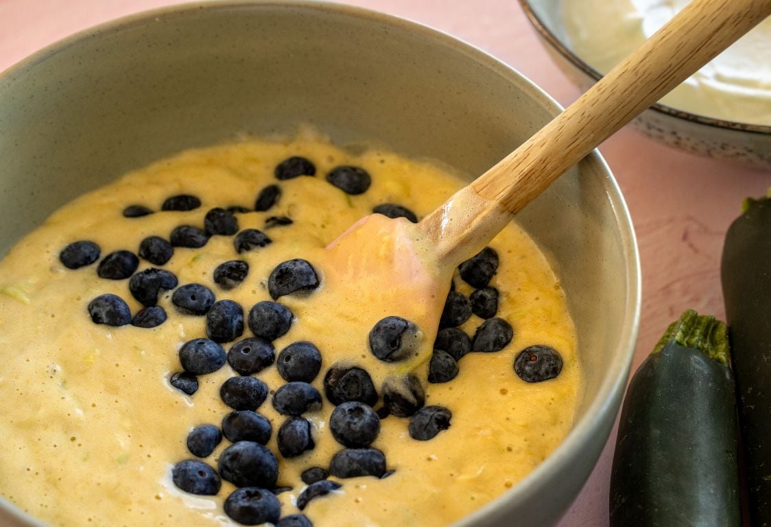 Nadýchaný cuketový koláč s čučoriedkami a tvarohovým krémom - príprava cesta