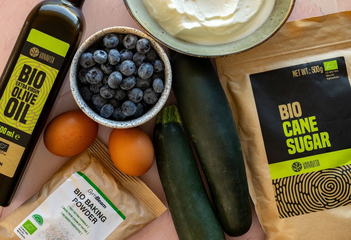 Nadýchaný cuketový koláč s čučoriedkami a tvarohovým krémom - ingrediencie