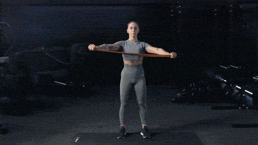 Ako pretiahnuť ramená s posilňovacou gumou?