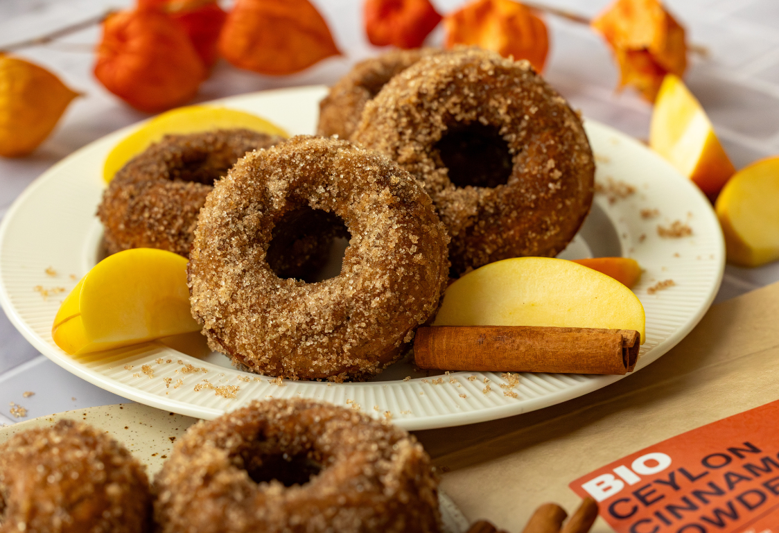 Pečené jablkové donuty so škoricou