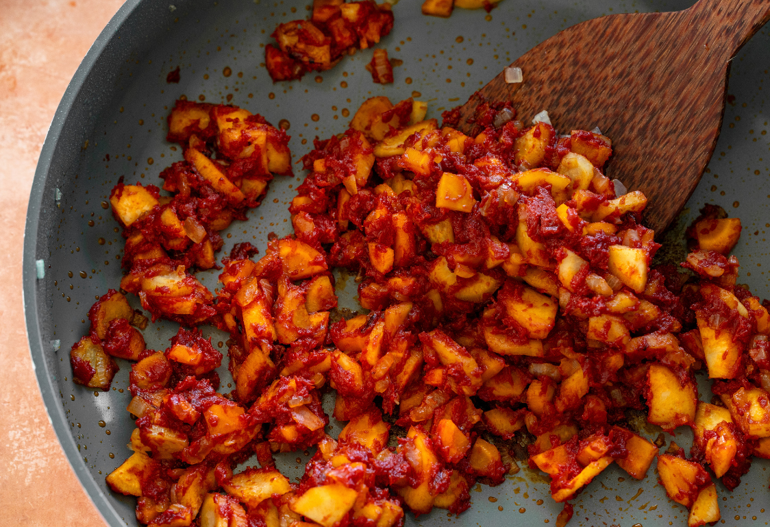 Rajská omáčka s hovädzím mäsom a proteínovou knedľou - restovanie zeleniny