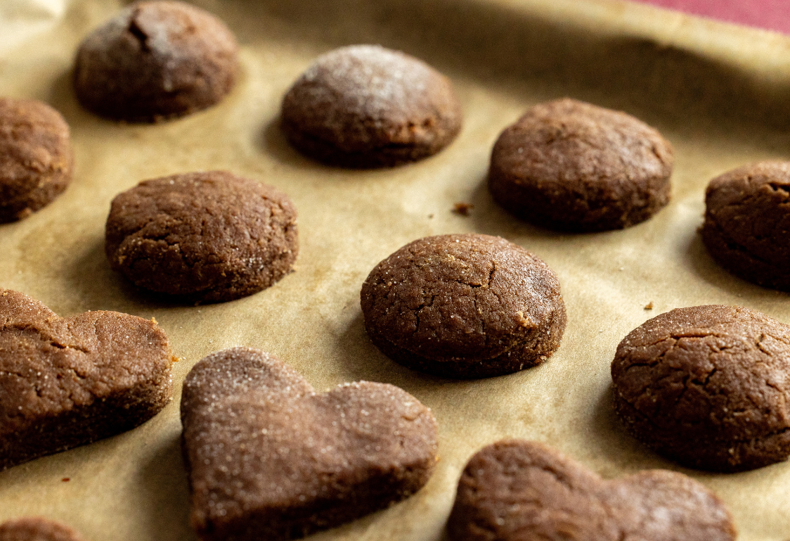 Bezlepkové vianočné medovníčky - vykrajovanie medovníčkov