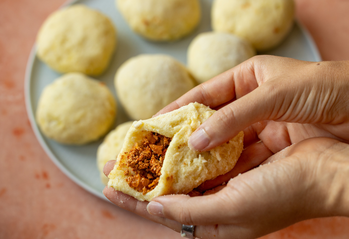 Zemiakové knedle plnené tofu - plnenie knedle Zemiakové knedle plnené tofu - príprava knedlí