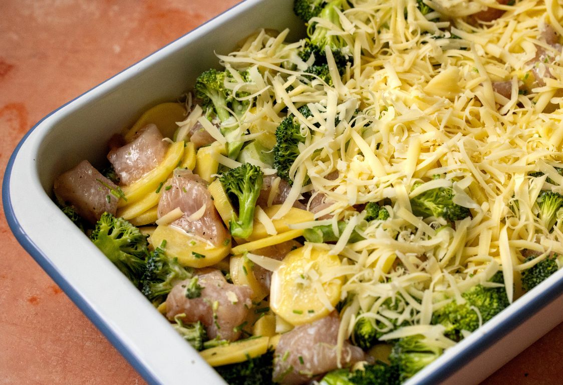 Zapekané zemiaky s kuracím mäsom a brokolicou - surový stav