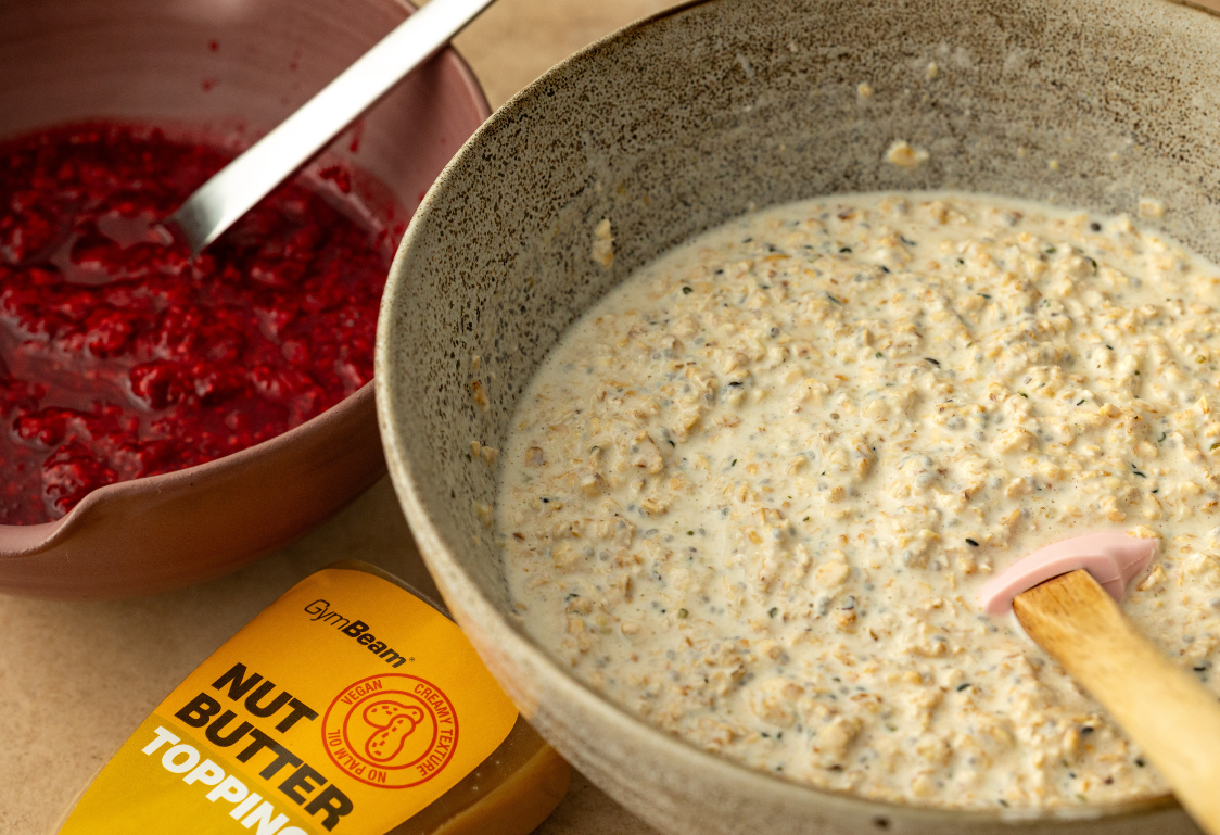 Overnight oats s malinami a arašidovým maslom – príprava vrstiev