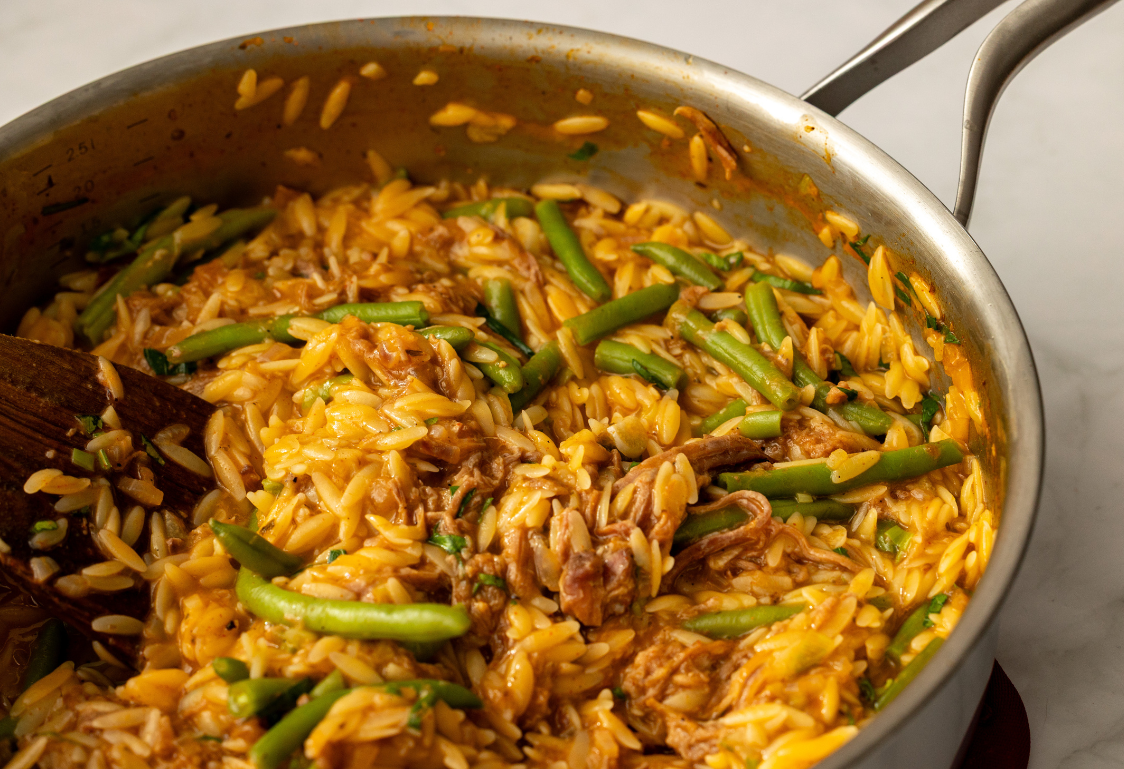 Orzo s trhaným hovädzím mäsom z jednej panvice – príprava