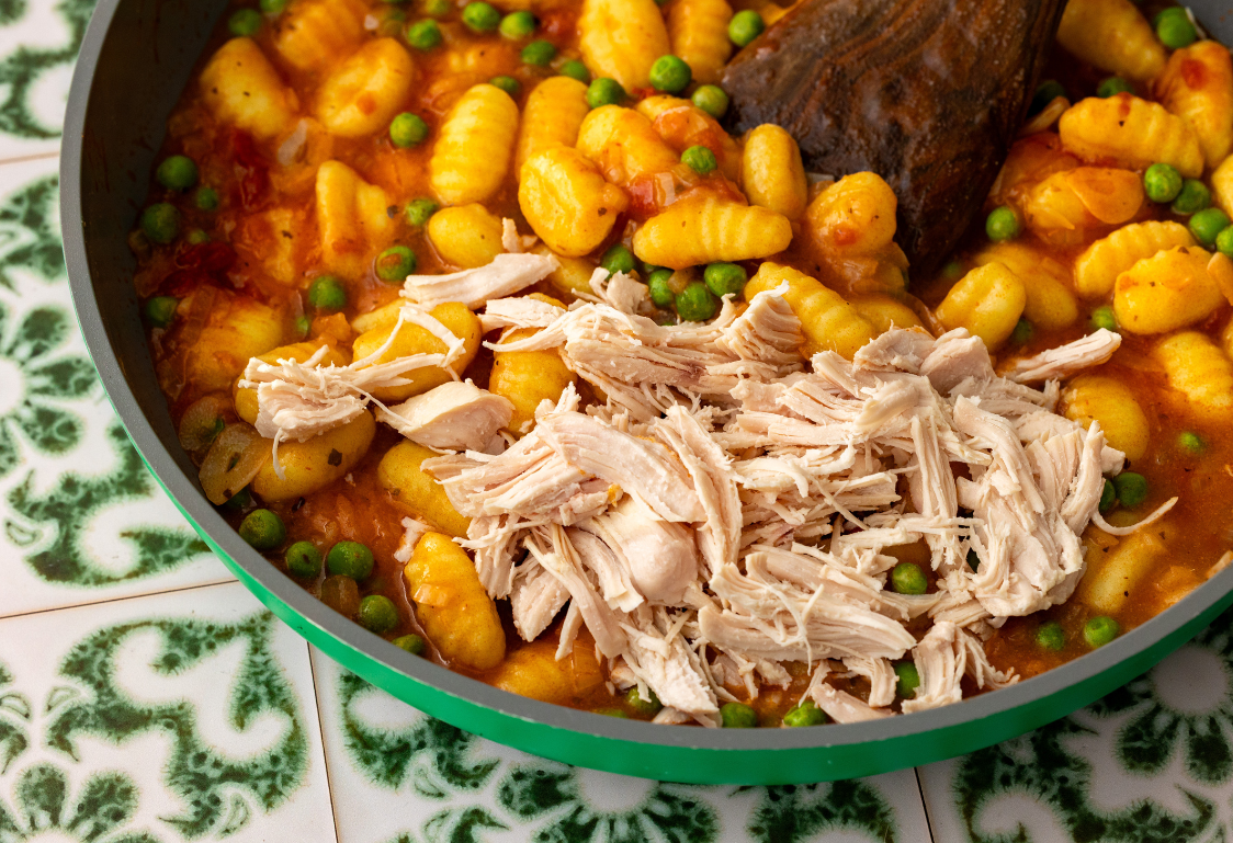 Gnocchi s trhaným mäsom a paradajkovou omáčkou z jednej panvice – príprava