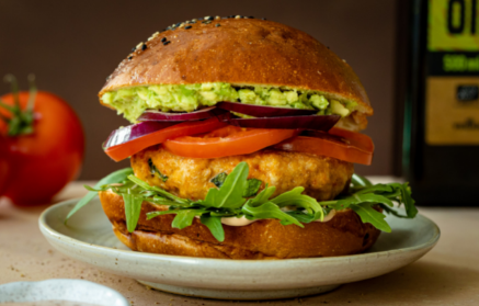 Fitness recept: - šťavnatý kuřecí burger s avokádem a jogurtovým dresinkem