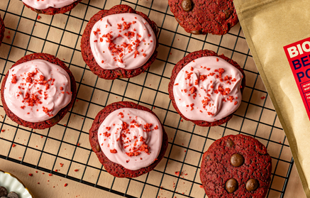 Fitness recept: Red velvet cookies s tvarohovým krémem