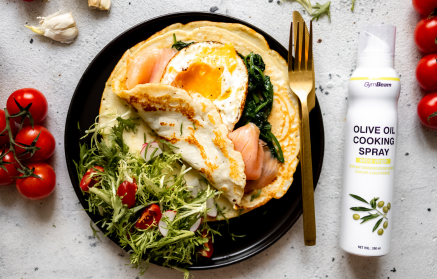 Fitness recept: Slané proteínové palacinky plnené špenátom, lososom a volským okom