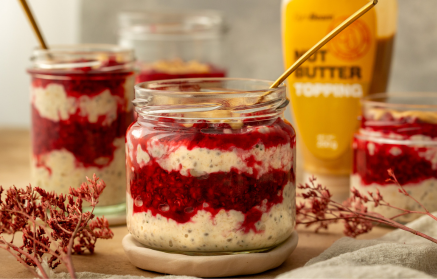 Fitness recept: Overnight oats s malinami a arašidovým maslom