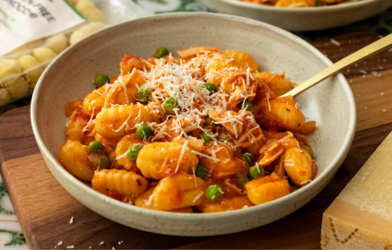 Fitness recept: Gnocchi s trhaným mäsom a paradajkovou omáčkou z jednej panvice