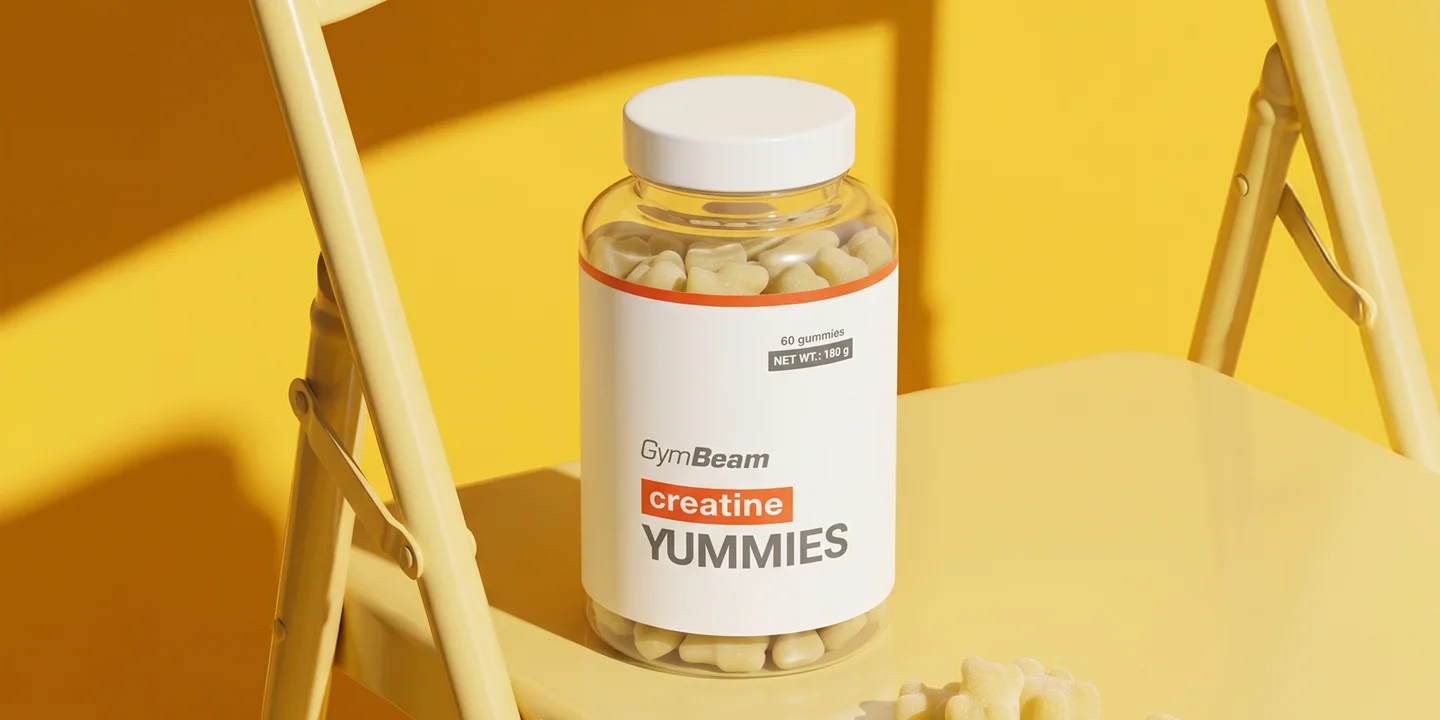 Žena drží balenie Creatine Yummies a želé cukríky v dlani