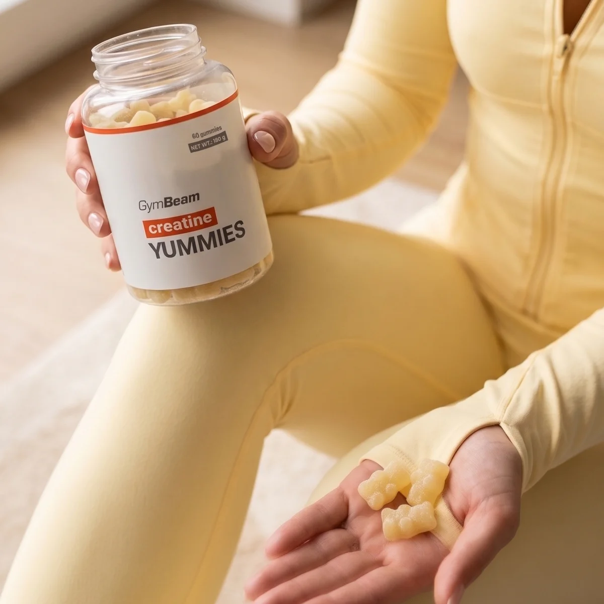 Balenie Creatine Yummies na žltej stoličke na slnku