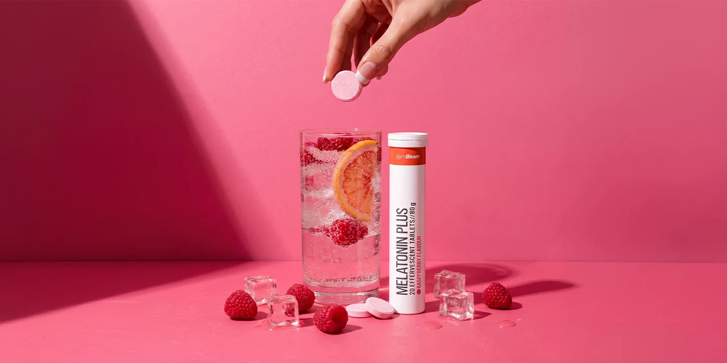 Melatonin Plus effervescent GymBeam. A refreshing raspberry soluble drink without the need to swallow capsules, for a simple evening routine and preparation for sleep.