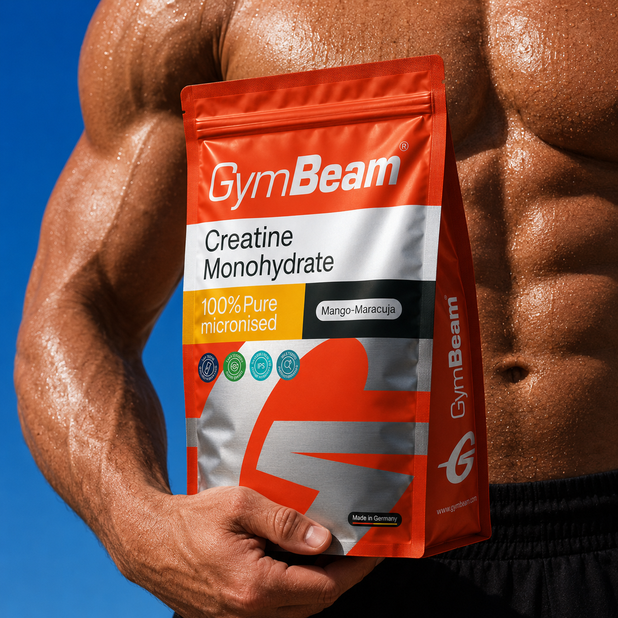 Uomo che tiene la confezione di creatina monoidrato 100 % micronizzata di GymBeam